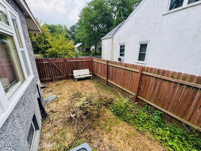 Building Photo - Charming 4-Bed Home with Granite Touches & Hardwood Elegance in Minneapolis!