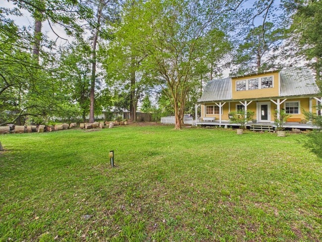 Building Photo - COMING SOON! Charming Cottage in the Center of Town