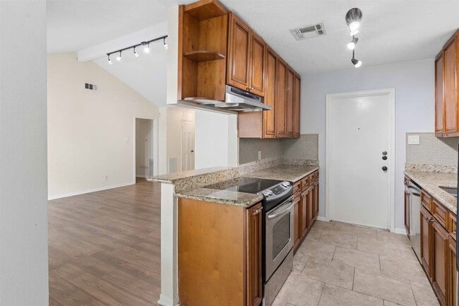 Building Photo - 5914 Willowbend Blvd