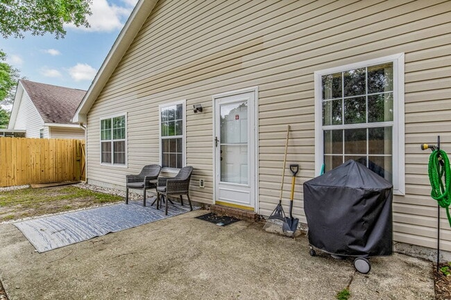 Building Photo - Welcome to this radiant and exquisite home, perfectly situated in a central location!