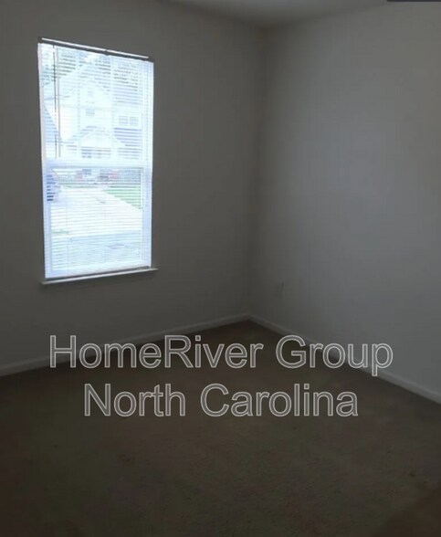 Building Photo - 444 Amir Cir