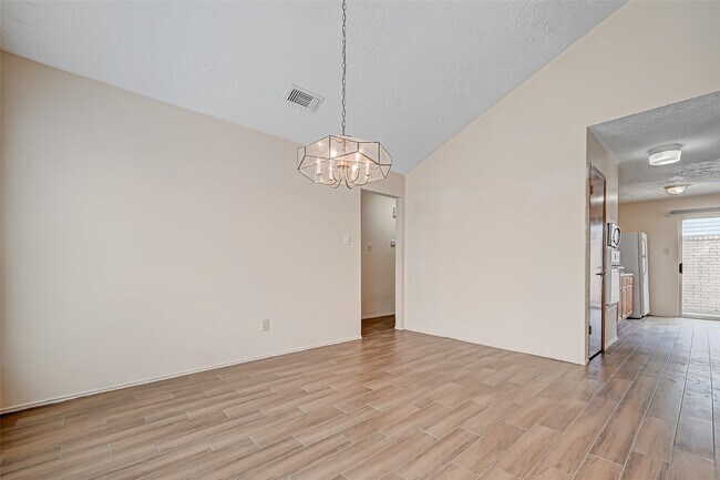 Building Photo - 2102 Creekshire Dr
