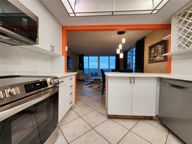 Building Photo - 3505 S Ocean Dr