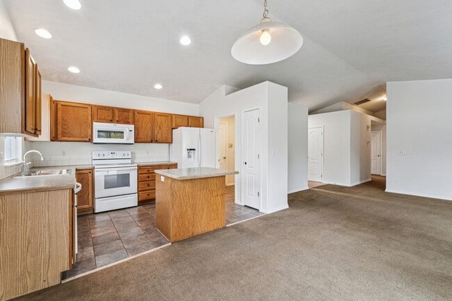 Building Photo - 13402 W Persimmon St