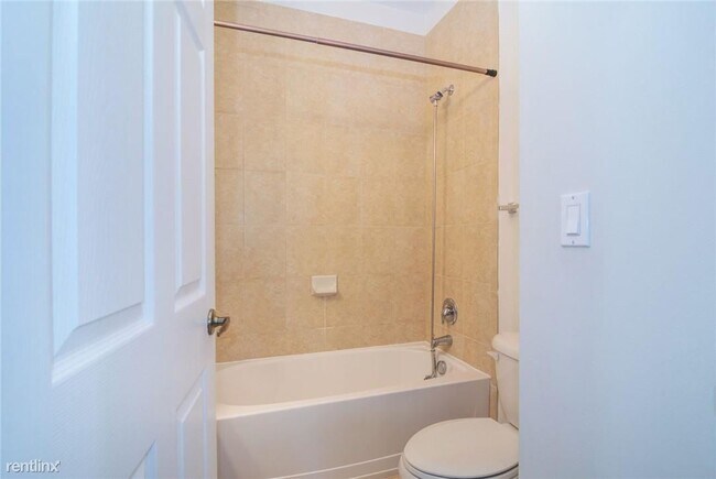 Building Photo - 3 br, 2 bath Townhome - 840 SW 147th Ave #...
