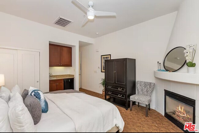 Building Photo - 48573 Classic Dr