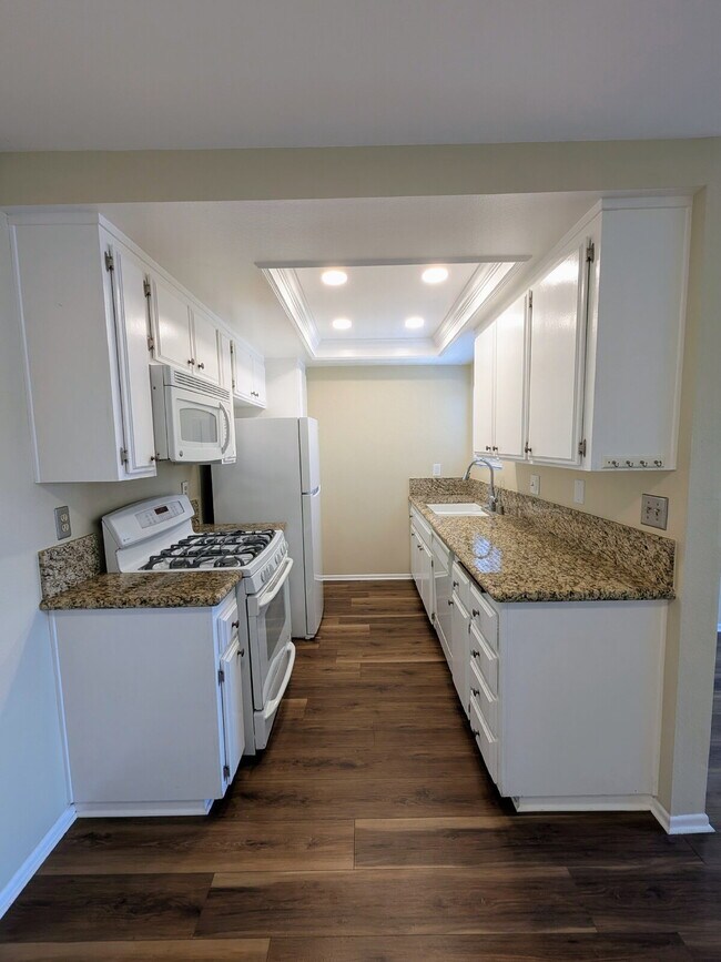 Building Photo - MOVE-IN READY – 1 BEDROOM CONDO IN GATED TUSTIN COMMUNITY (UNIT 70)