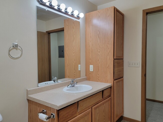 Building Photo - Charming 2 Bedroom Condo in the Heart of B...