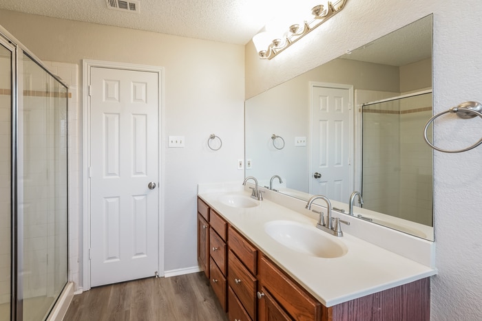 Building Photo - 1005 Meadowbend Dr