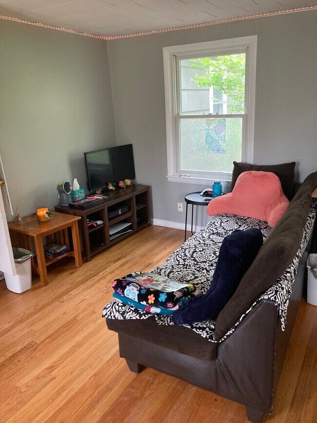 Building Photo - 3 bedroom, 1 bath House: Available August ...
