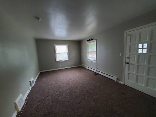 Building Photo - Charming 4-Bedroom Property in Prime Location