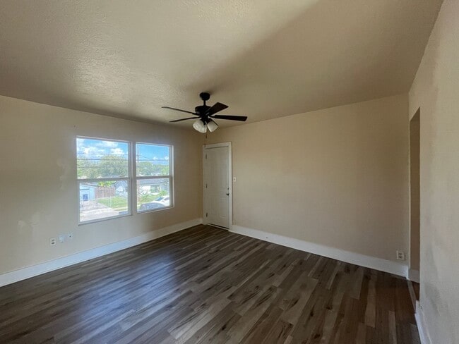 Building Photo - BILLS PAID! SOUTHSIDE APARTMENT
