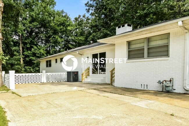 Building Photo - 3 Bedroom Pet-Friendly Home in FULTONDALE, AL with Main Street Renewal