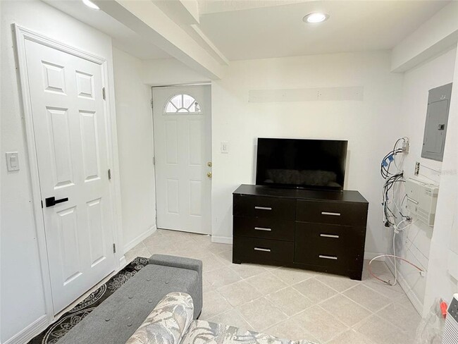 Building Photo - 707 40th St W