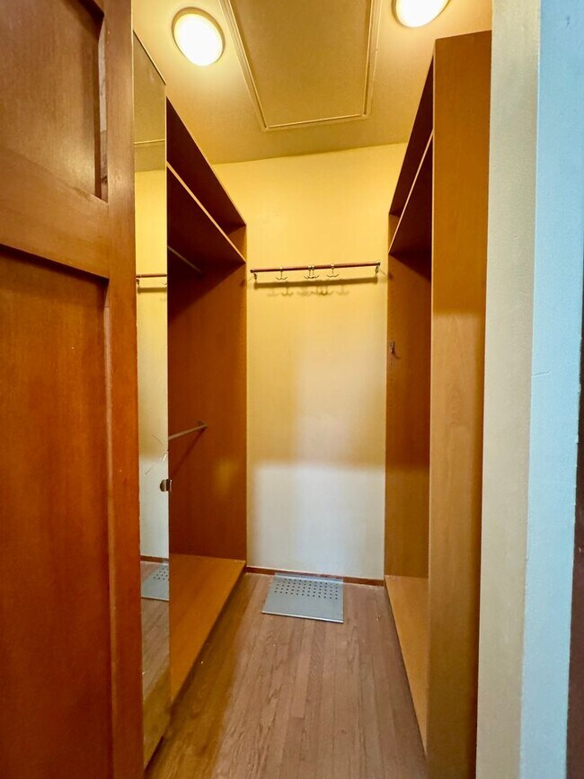 Building Photo - Queen Anne Home