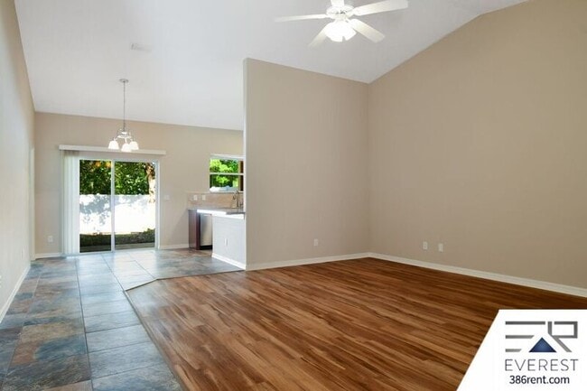 Building Photo - 27 Raintree Pl