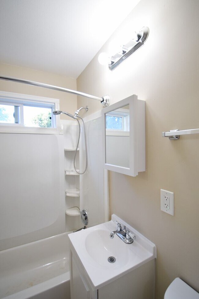 Building Photo - 3 Bedroom 1Bath House, Quiet neighborhood with park across the street