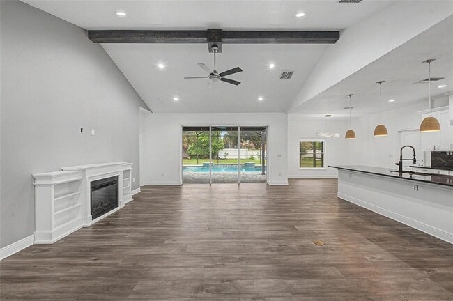Building Photo - 606 Royal Crest Dr
