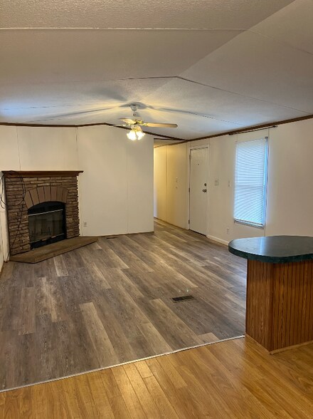 Building Photo - 164 Lynn Dr