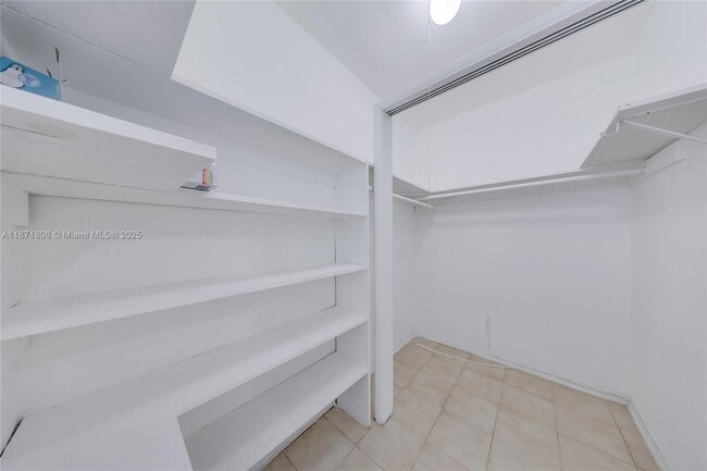 Building Photo - 6930 Rue Versailles Dr