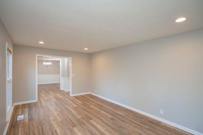 Building Photo - Beautifully Renovated Brentwood Home