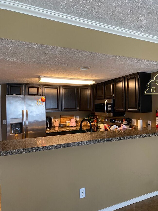 Building Photo - Great 2 BR 4 bathroom townhouse in Bloomin...