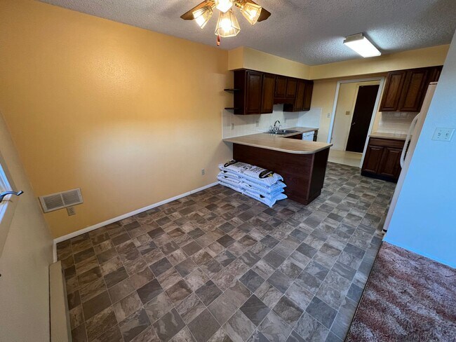 Building Photo - 3 Bedroom, 1.5 Bath Townhome W/ Attached S...