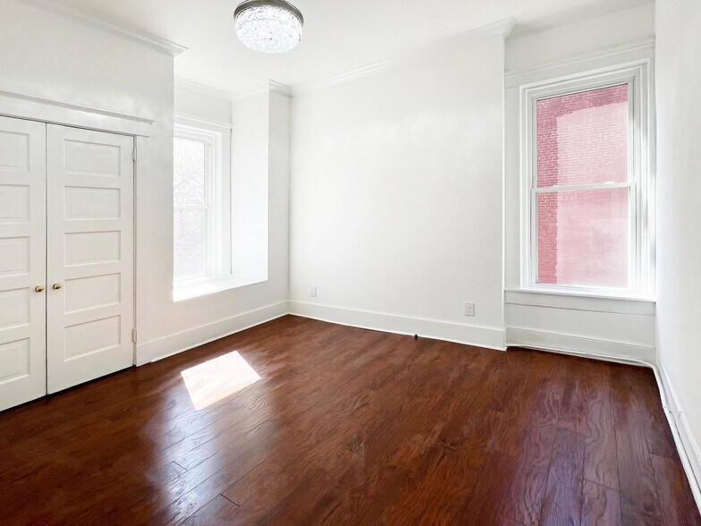 Building Photo - 112 W Ormsby Ave
