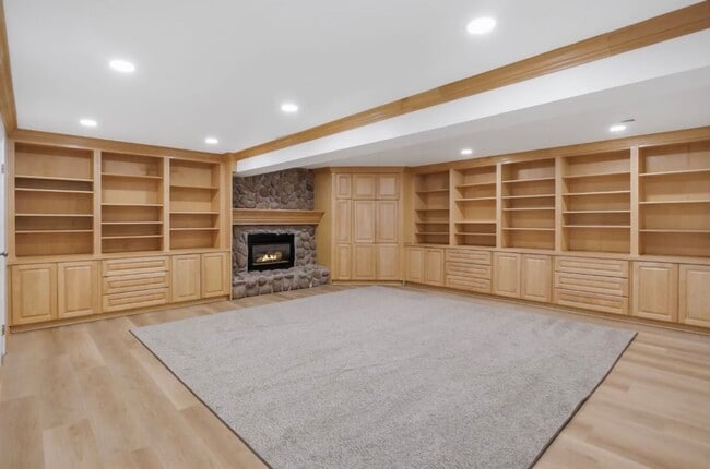 Building Photo - Spacious home for rent -  2.2 miles from t...