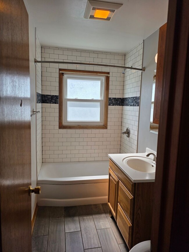 Building Photo - 1005 W Park-