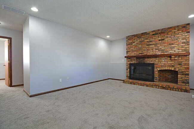 Building Photo - Beautifully Updated 3-Bed 2-Bath Home in Eden Prairie!