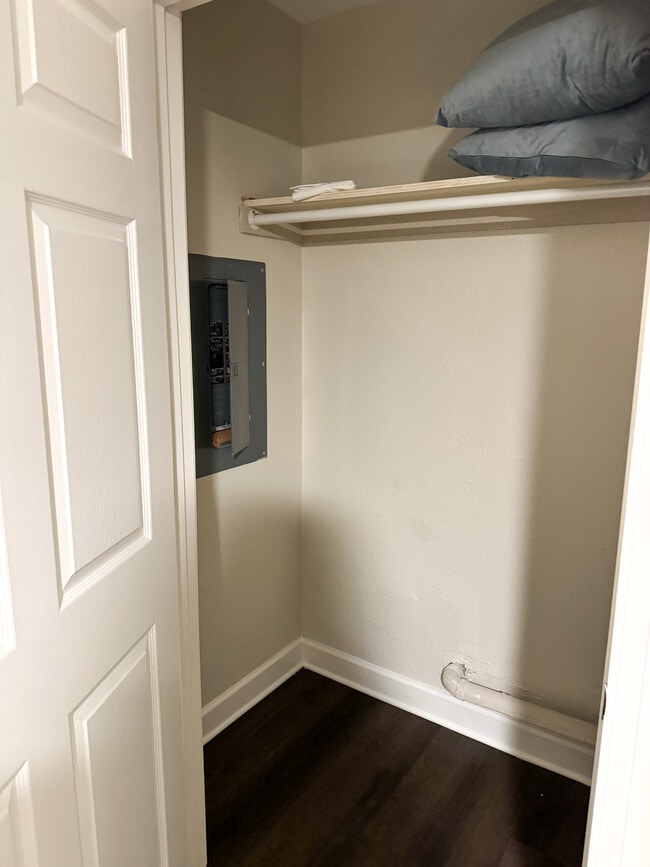 Building Photo - 807 Park Lane