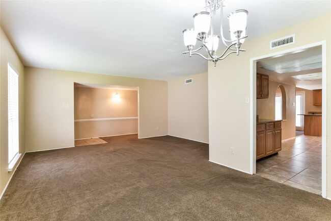 Building Photo - 5514 Edgebrook Forest Dr