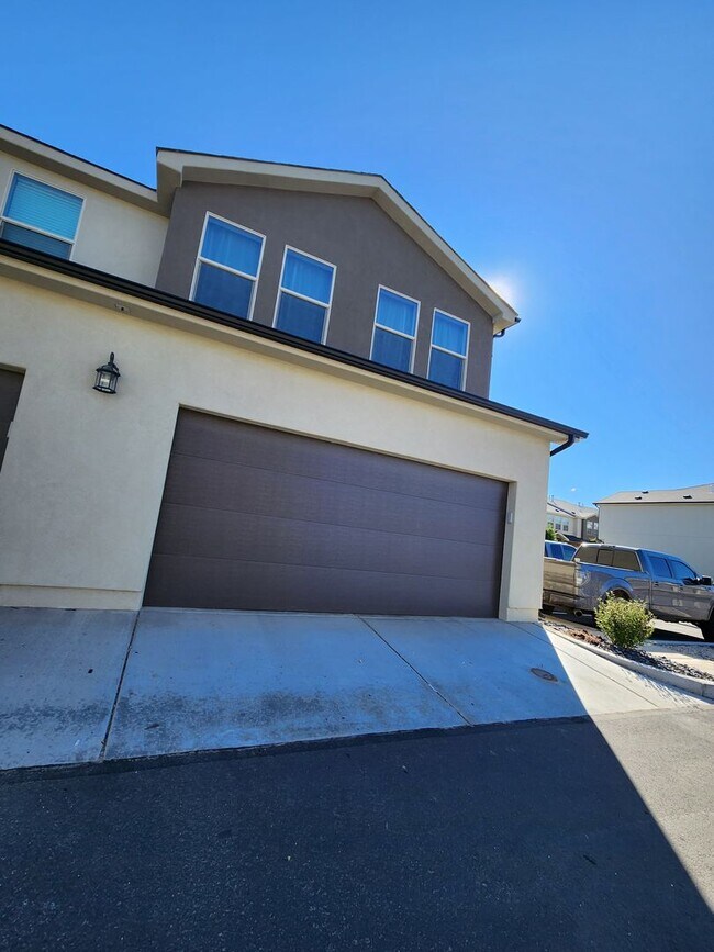 Building Photo - Beautiful Modern Townhome with Spacious La...