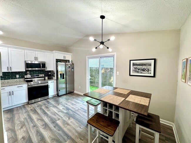 Building Photo - WELCOME HOME!!  3 bedroom/2 bath home in Redwing neighborhood