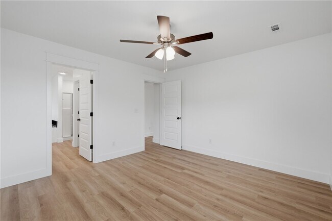 Building Photo - 5089 Vista Ave