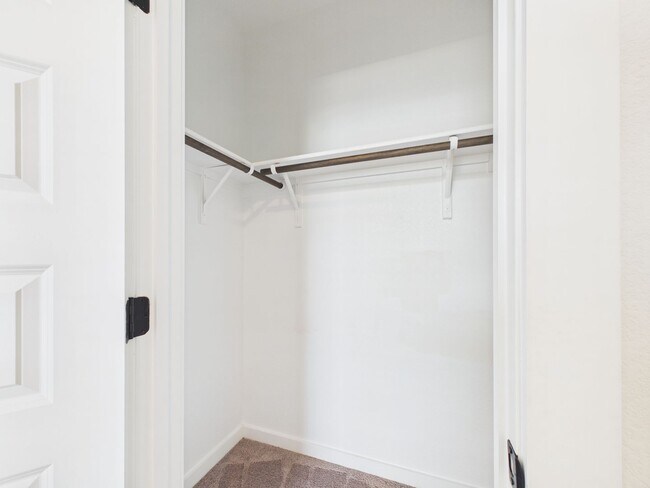 Building Photo - Great Townhouse with private yard