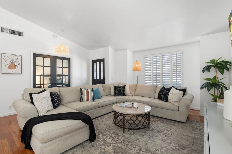 Building Photo - 6415 E Beverly Ln