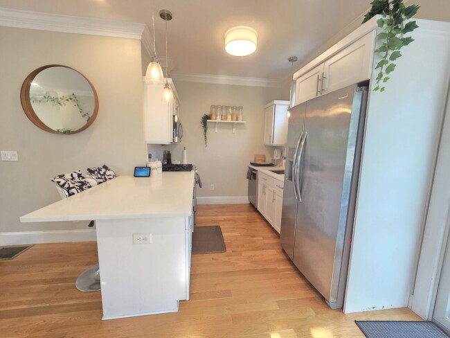 Building Photo - Spacious 3BR End-Unit Townhome with Finished Basement & Tandem Parking