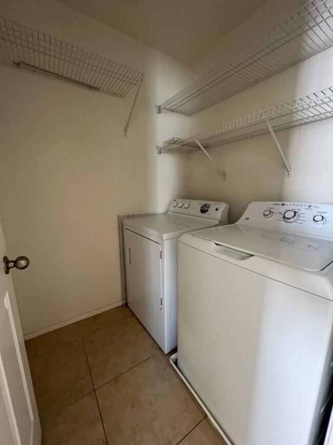Building Photo - 5 Bedroom Located in 89139!