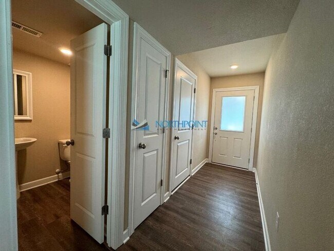 Building Photo - 815 Raven Court