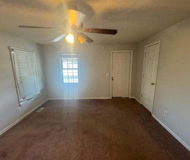 Building Photo - 5608 W Pine St