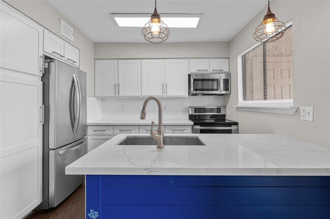 Building Photo - 5001 Lamonte Ln
