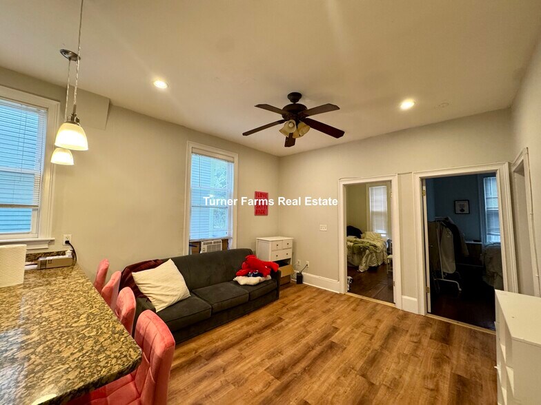 Building Photo - 719 Parker St