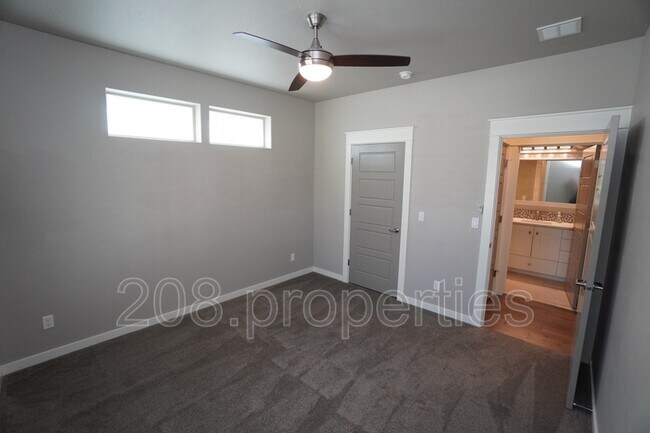 Building Photo - 407 W Pavilion Ln