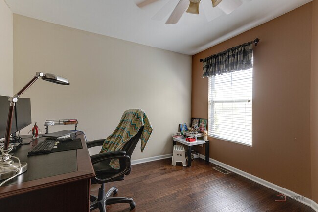 Building Photo - 533 Plaza Pl