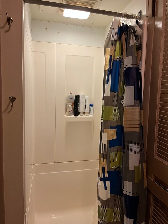 Building Photo - 2 Ford