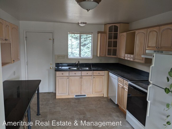 Primary Photo - 2 br, 1 bath Apartment - 650 E. 200 N.