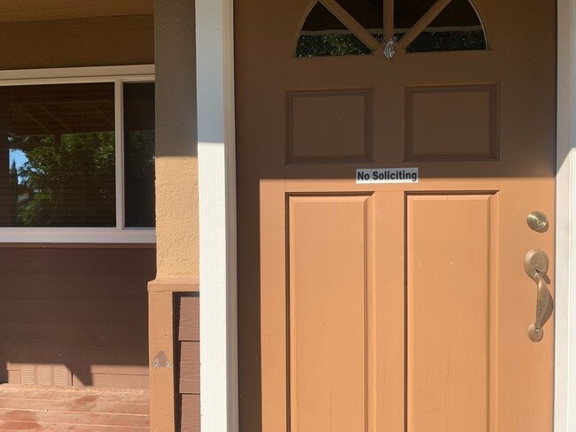 Building Photo - 3 bedroom 2 bath home with HUGE yard in Orangevale