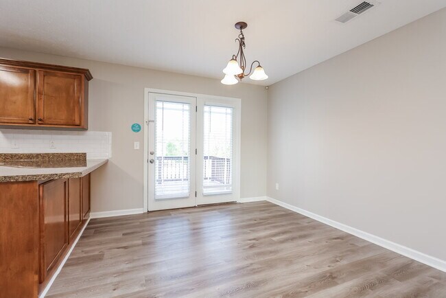 Building Photo - 713 Wildwood Dr
